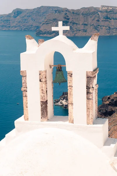 Yunanistan 'ın Santorini adası yakınlarında yaz güneşli bir günde deniz manzarası