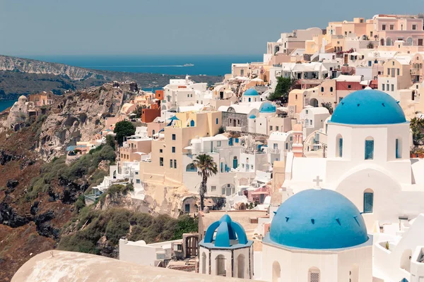 Vista classica sugli edifici e la decorazione della FIra - capitale di Santorini, Grecia — Foto Stock