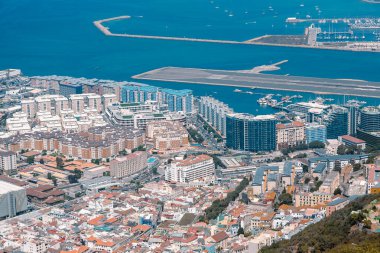 Güneşli yaz havasında Cebelitarık Limanı 'nda panoramik manzara