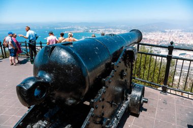 Güneşli yaz havasında Cebelitarık Limanı 'nda panoramik manzara
