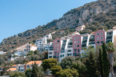 Güneşli bir havada Cebelitarık 'taki Büyük Kaya Dağı' nda sıradan bir manzara.