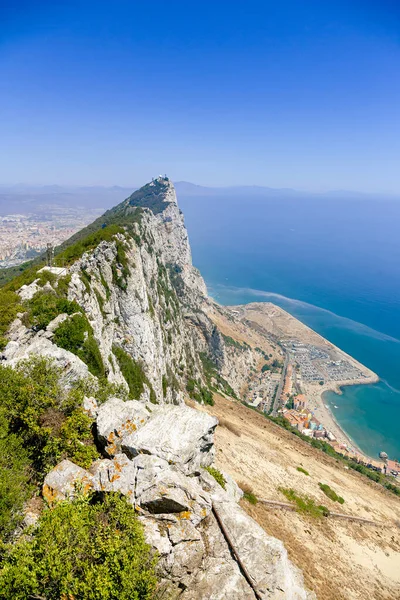 Güneşli bir havada Cebelitarık 'taki Büyük Kaya Dağı' nda sıradan bir manzara.