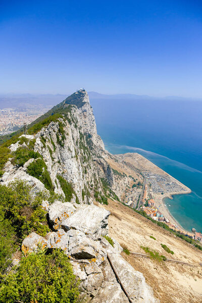 Вид на гору Биг-Рок в Гибралтаре в солнечную погоду
