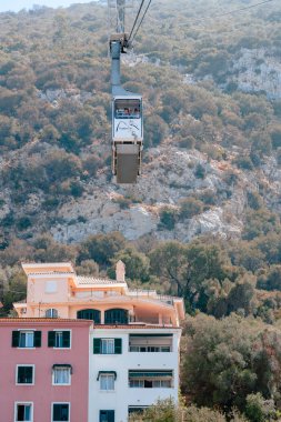 Cebelitarık, Uk - 16 Ağustos 2019: ziyaretçilerle birlikte Büyük Kaya Dağı manzarası