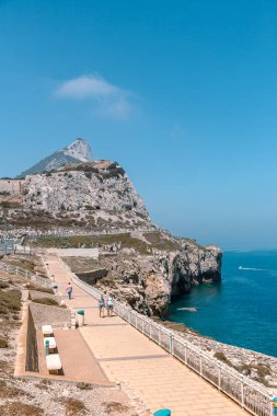 Cebelitarık, Uk - 16 Ağustos 2019: Yaz mevsiminde şehrin sokak hayatının günlük manzarası