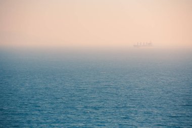 Cebelitarık Boğazı 'nın sisli sabah manzarası