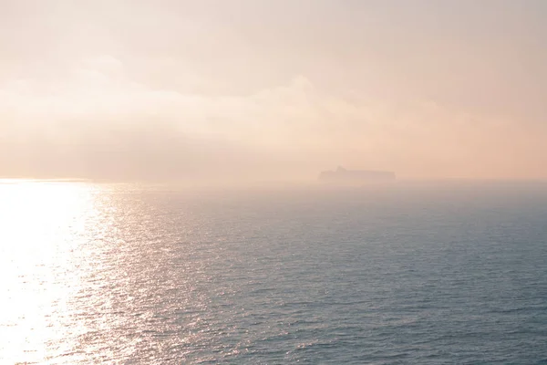 Mglisty widok rano na Cieśninę Gibraltarską — Zdjęcie stockowe