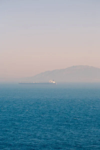 Mglisty widok rano na Cieśninę Gibraltarską — Zdjęcie stockowe