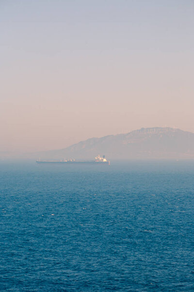 Туманный утренний вид на Гибралтарский пролив
