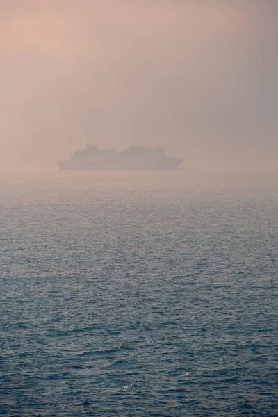 Mlhavý ranní pohled na Gibraltarský průliv — Stock fotografie