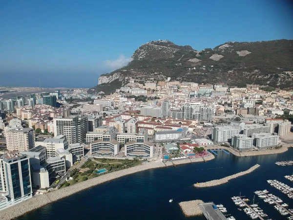 Yaz güneşinde Cebelitarık şehir limanında hava manzarası