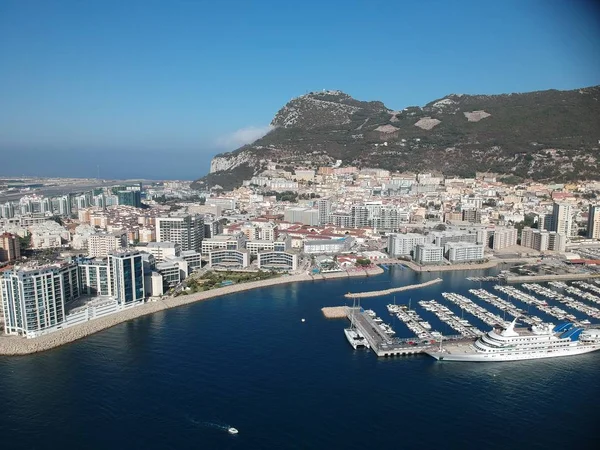 Yaz güneşinde Cebelitarık şehir limanında hava manzarası