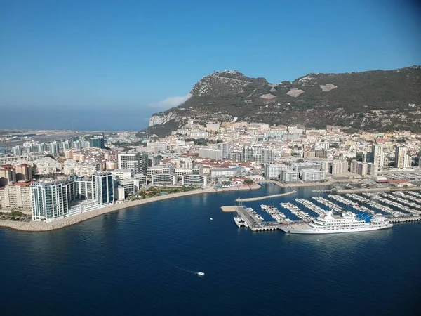 Yaz güneşinde Cebelitarık şehir limanında hava manzarası