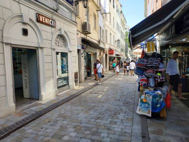 Cebelitarık, Uk - 16 Ağustos 2019: güneşli yaz havasında şehrin sokaklarında sıradan bir manzara