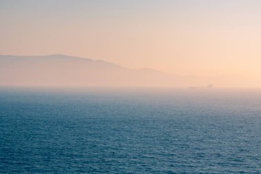 Cebelitarık Boğazı 'nın sisli sabah manzarası