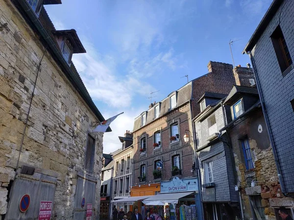 Honfleur, France - 15 жовтня 2019: випадковий вид на міські будинки і вуличне життя в сонячну погоду — стокове фото