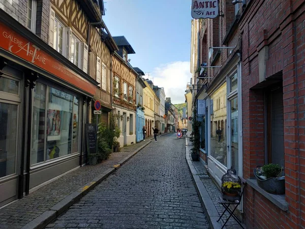 Honfleur, France - 15 жовтня 2019: випадковий вид на міські будинки і вуличне життя в сонячну погоду — стокове фото