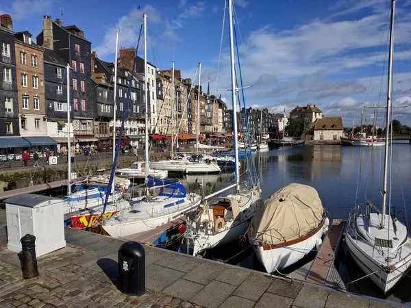 Honfleur, France - October 15, 2019: casual view on the city buildings and street life at sunny weather — Φωτογραφία Αρχείου