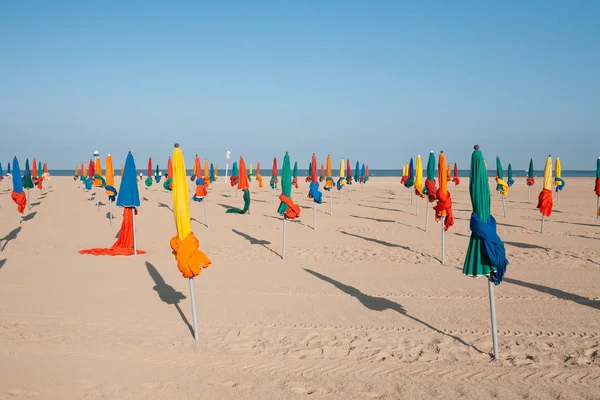 Vista sulla spiaggia di Deauville con tempo soleggiato, Francia — Foto Stock