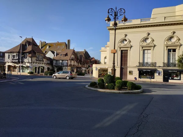 Deauville, Franciaország - 2019. szeptember 15.: némi alkalmi kilátás a falu helyeire és építészetére — Stock Fotó