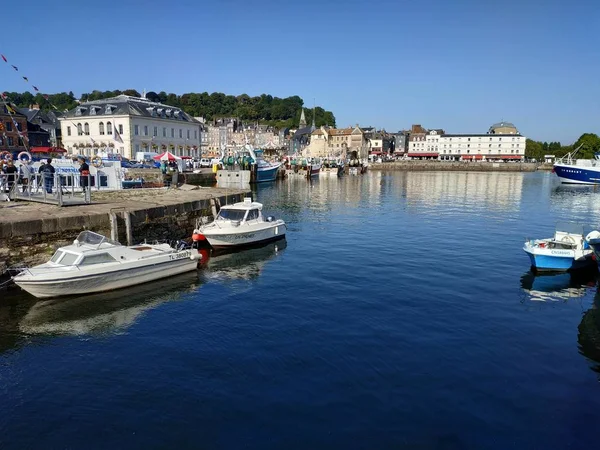 Honfleur, Francie - 14. října 2019: neformální pohled na místa a architekturu obce — Stock fotografie