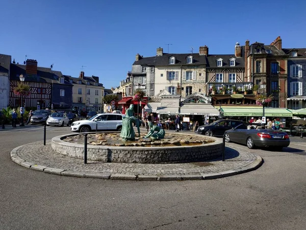 Honfleur, Francie - 14. října 2019: neformální pohled na místa a architekturu obce — Stock fotografie