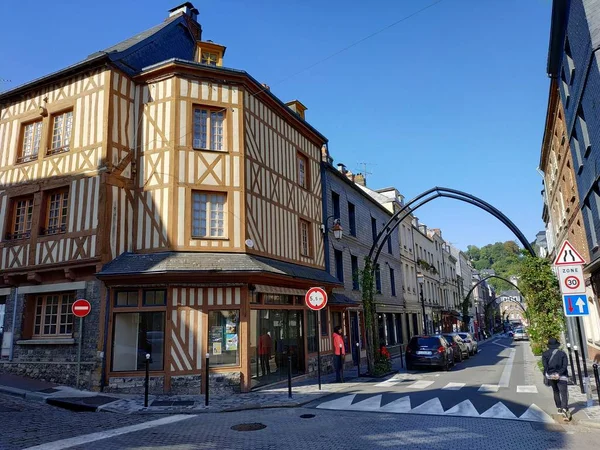Honfleur, France - 14 жовтня 2019: деякі випадкові види на місця і архітектуру села — стокове фото