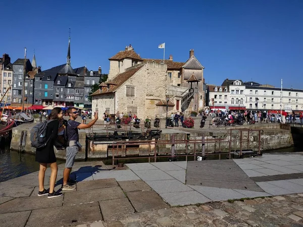 Honfleur, France - October 14, 2019: some casual view on the places and architecture of the village — Stockfoto