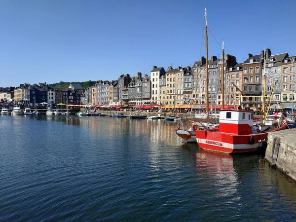 Honfleur, France - October 14, 2019: some casual view on the places and architecture of the village — 图库照片