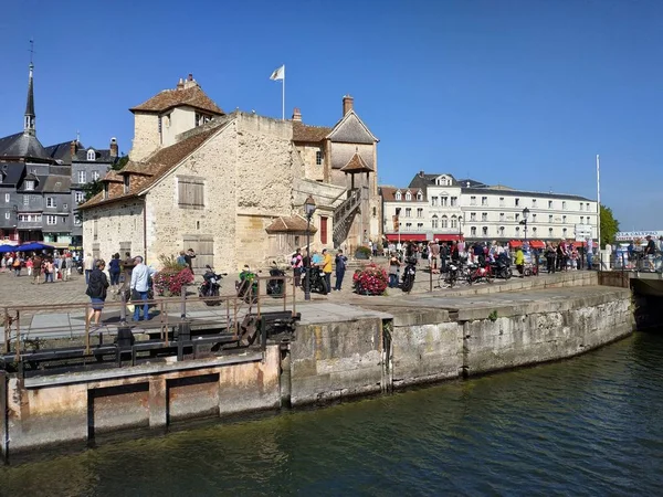 Онфлёр, Франция - 14 октября 2019 года: случайный взгляд на места и архитектуру деревни — стоковое фото
