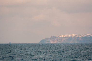 Oia köyü Santorini 'nin güneşli havalarda dekorasyonu ve mimarisi üzerine klasik bakış açısı