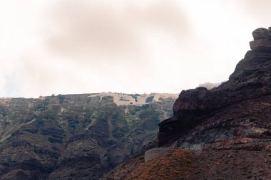 Oia köyü Santorini 'nin güneşli havalarda dekorasyonu ve mimarisi üzerine klasik bakış açısı