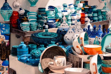 Oia köyü Santorini 'nin güneşli havalarda dekorasyonu ve mimarisi üzerine klasik görüş.