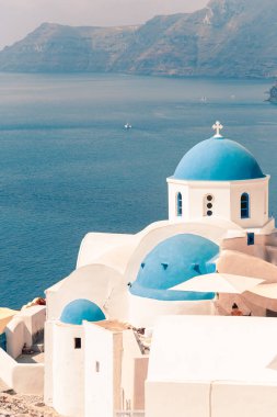 Oia köyü Santorini 'nin güneşli havalarda dekorasyonu ve mimarisi üzerine klasik bakış açısı