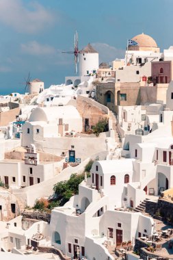 Oia köyü Santorini 'nin güneşli havalarda dekorasyonu ve mimarisi üzerine klasik bakış açısı
