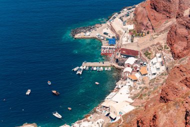 Yunanistan 'ın Santorini adasındaki Oia limanındaki gemiye bakın