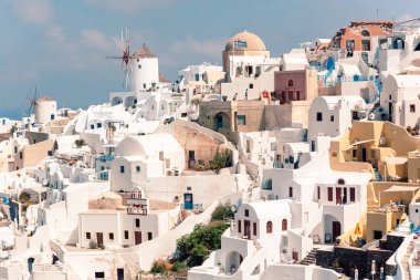Oia köyü Santorini 'nin güneşli havalarda dekorasyonu ve mimarisi üzerine klasik bakış açısı