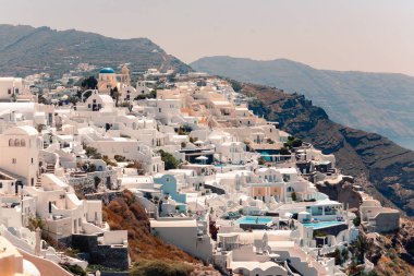 Oia köyü Santorini 'nin güneşli havalarda dekorasyonu ve mimarisi üzerine klasik bakış açısı