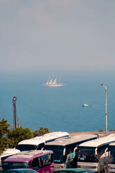 ギリシャのサントリーニ島のOia港の船で見る — ストック写真
