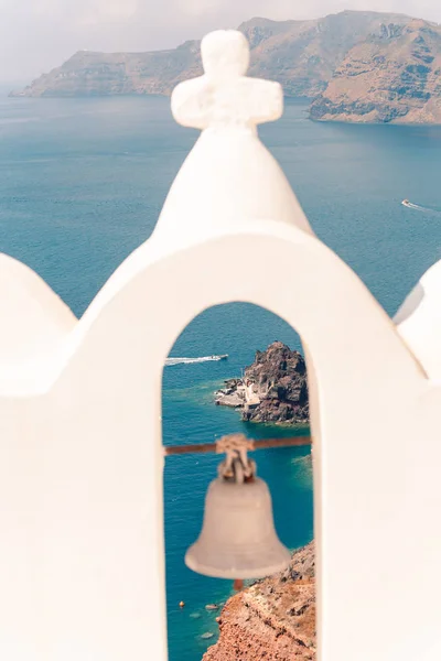 Oia köyü Santorini 'nin güneşli havalarda dekorasyonu ve mimarisi üzerine klasik bakış açısı