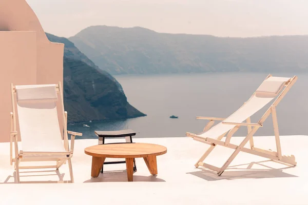 Oia köyü Santorini 'nin güneşli havalarda dekorasyonu ve mimarisi üzerine klasik bakış açısı