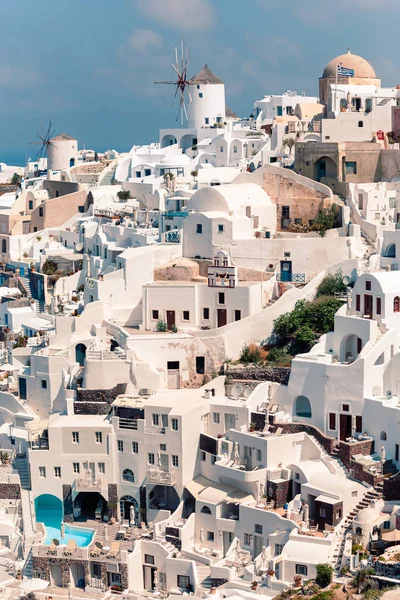 Classica vista casuale sulla decorazione e l'architettura del villaggio di Oia Santorini al sole — Foto Stock