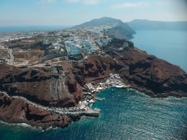 Yunanistan 'da yaz güneşli havalarda Santorini adasında hava manzarası