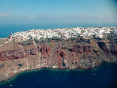 Yunanistan 'da yaz güneşli havalarda Santorini adasında hava manzarası