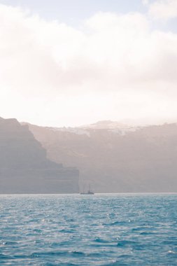 Yunanistan 'da güneşli bir havada Santorini adası yakınlarındaki Nea Kameni volkanı adasına bakın