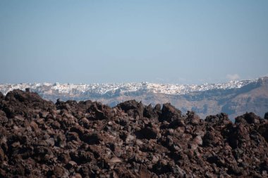 Yunanistan 'da güneşli bir havada Santorini adası yakınlarındaki Nea Kameni volkanı adasına bakın