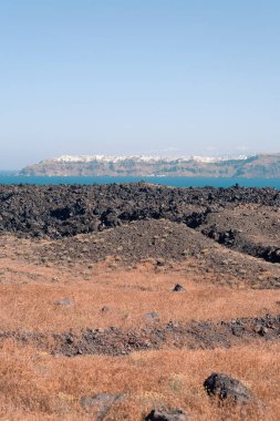 Yunanistan 'da güneşli bir havada Santorini adası yakınlarındaki Nea Kameni volkanı adasına bakın