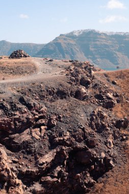 Yunanistan 'da güneşli bir havada Santorini adası yakınlarındaki Nea Kameni volkanı adasına bakın