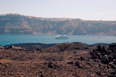 Yunanistan 'da güneşli bir havada Santorini adası yakınlarındaki Nea Kameni volkanı adasına bakın