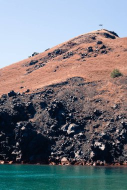 Yunanistan 'da güneşli bir havada Santorini adası yakınlarındaki Nea Kameni volkanı adasına bakın
